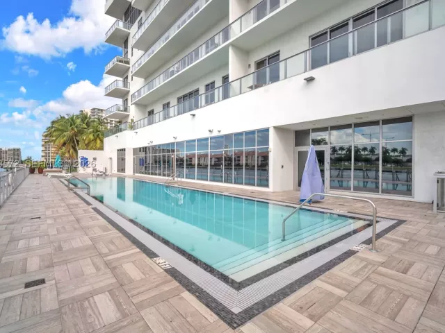 2-bedroom condo for sale in Hollywood - 4010 S Ocean Dr R701 - MondialRealty
