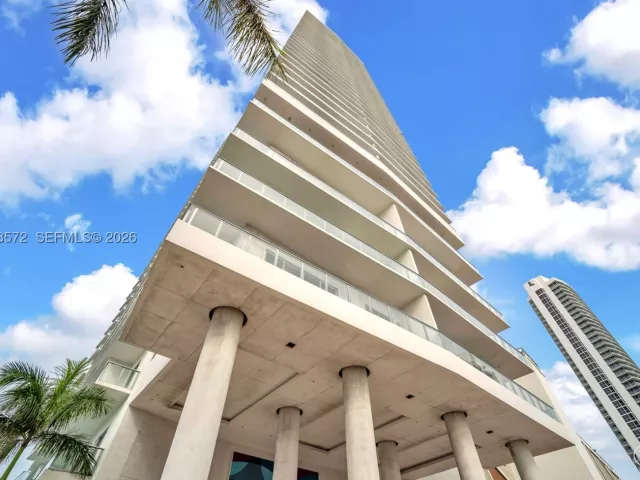 2-bedroom condo for sale in Hollywood - 4010 S Ocean Dr R701 - MondialRealty