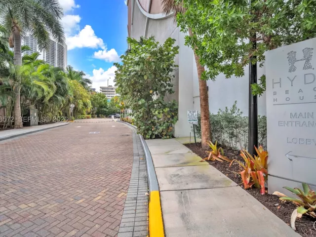 2-bedroom condo for sale in Hollywood - 4010 S Ocean Dr R701 - MondialRealty