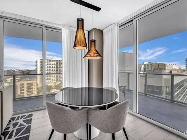 2-bedroom condo for sale in Hollywood - 4010 S Ocean Dr R701 - MondialRealty