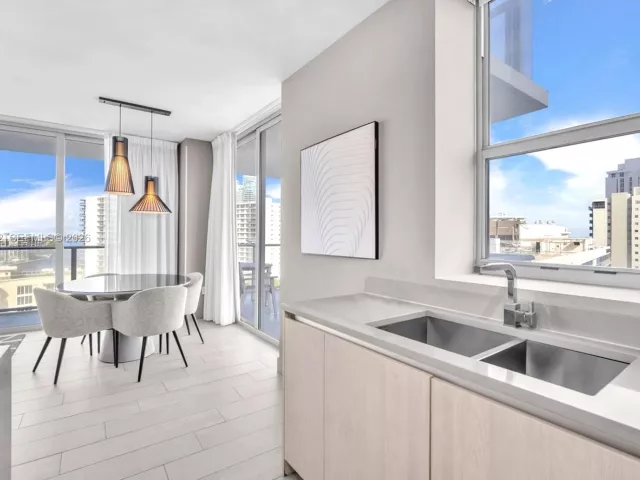 2-bedroom condo for sale in Hollywood - 4010 S Ocean Dr R701 - MondialRealty