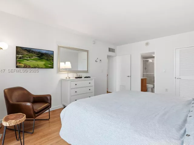 2-bedroom condo for sale in Bal Harbour - 10275 Collins Ave 718 - MondialRealty