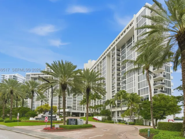2-bedroom condo for sale in Bal Harbour - 10275 Collins Ave 718 - MondialRealty