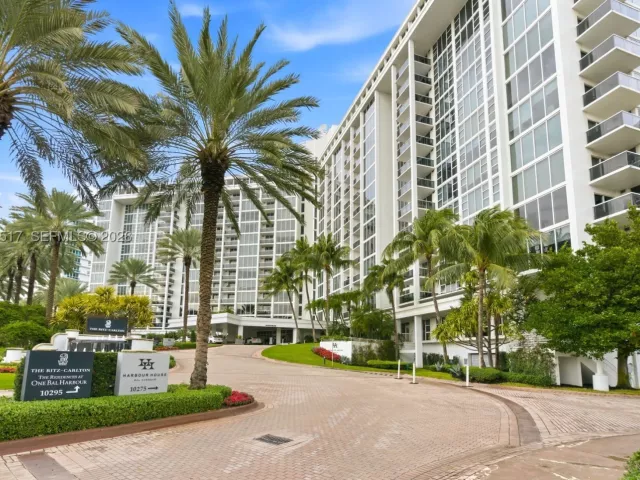 2-bedroom condo for sale in Bal Harbour - 10275 Collins Ave 718 - MondialRealty