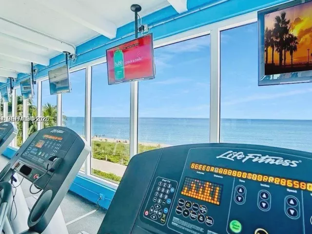 1-bedroom condo for sale in Miami Beach - 5401 SE Collins Ave 1412 - MondialRealty