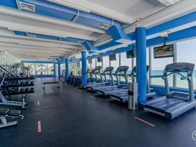 1-bedroom condo for sale in Miami Beach - 5401 SE Collins Ave 1412 - MondialRealty