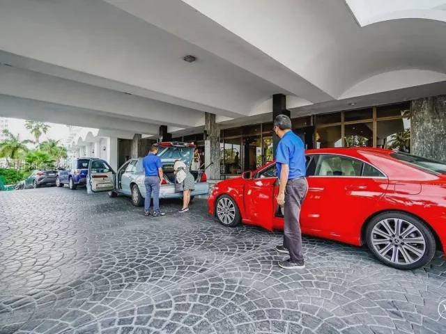 1-bedroom condo for sale in Miami Beach - 5401 SE Collins Ave 1412 - MondialRealty