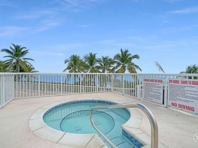 1-bedroom condo for sale in Miami Beach - 5401 SE Collins Ave 1412 - MondialRealty
