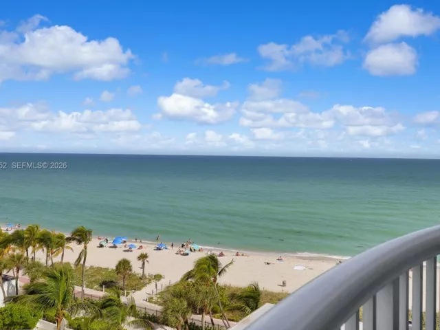 1-bedroom condo for sale in Miami Beach - 5401 SE Collins Ave 1412 - MondialRealty