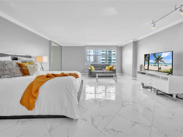 1-bedroom condo for rent in Hollywood - 2501 S Ocean Dr 503 - MondialRealty
