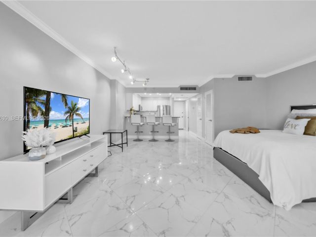 1-bedroom condo for rent in Hollywood - 2501 S Ocean Dr 503 - MondialRealty
