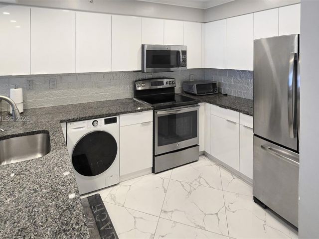 1-bedroom condo for rent in Hollywood - 2501 S Ocean Dr 503 - MondialRealty