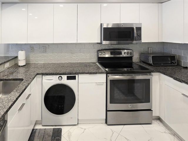 1-bedroom condo for rent in Hollywood - 2501 S Ocean Dr 503 - MondialRealty