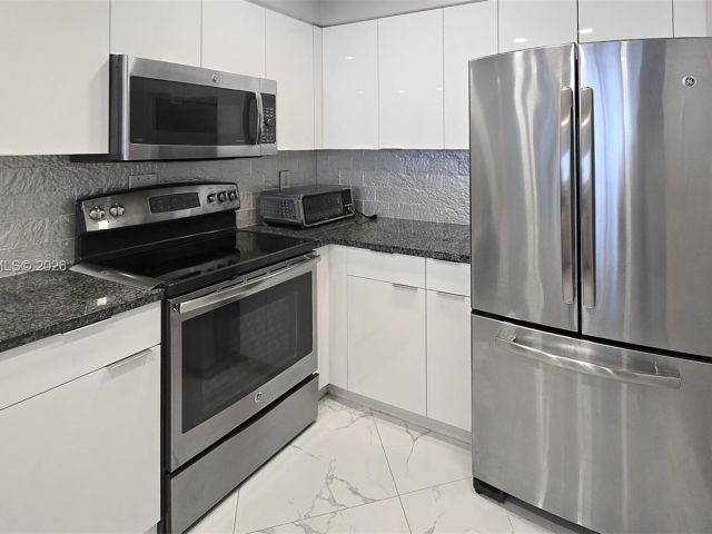 1-bedroom condo for rent in Hollywood - 2501 S Ocean Dr 503 - MondialRealty