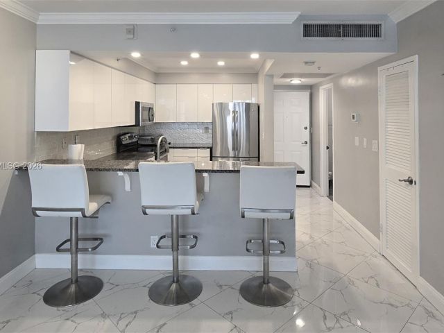 1-bedroom condo for rent in Hollywood - 2501 S Ocean Dr 503 - MondialRealty