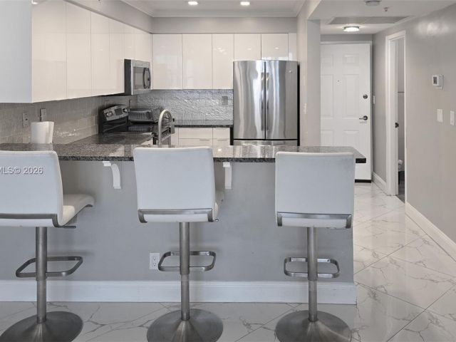 1-bedroom condo for rent in Hollywood - 2501 S Ocean Dr 503 - MondialRealty