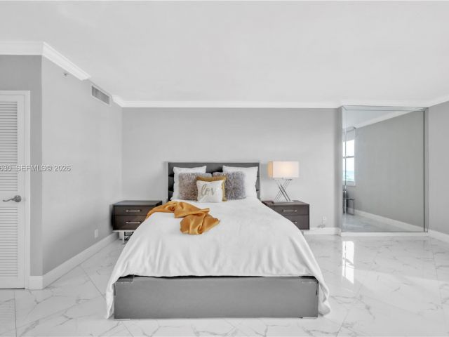 1-bedroom condo for rent in Hollywood - 2501 S Ocean Dr 503 - MondialRealty