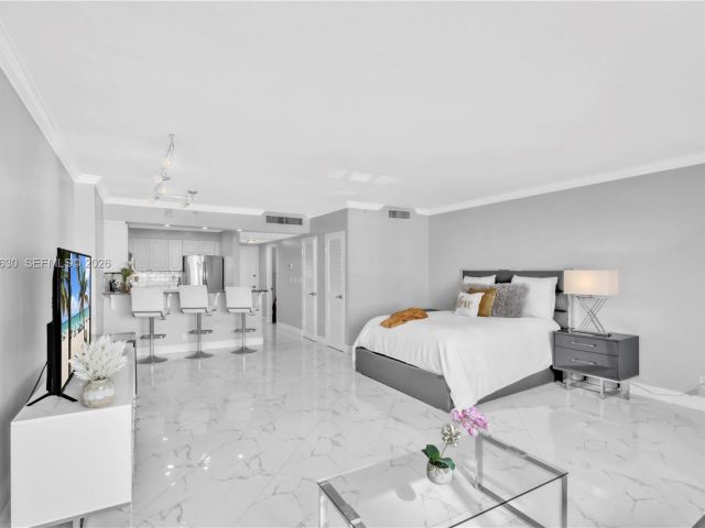 1-bedroom condo for rent in Hollywood - 2501 S Ocean Dr 503 - MondialRealty