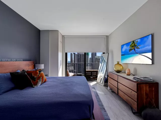 1-bedroom condo for sale in Miami - 45 SW 9th St 3405 - MondialRealty