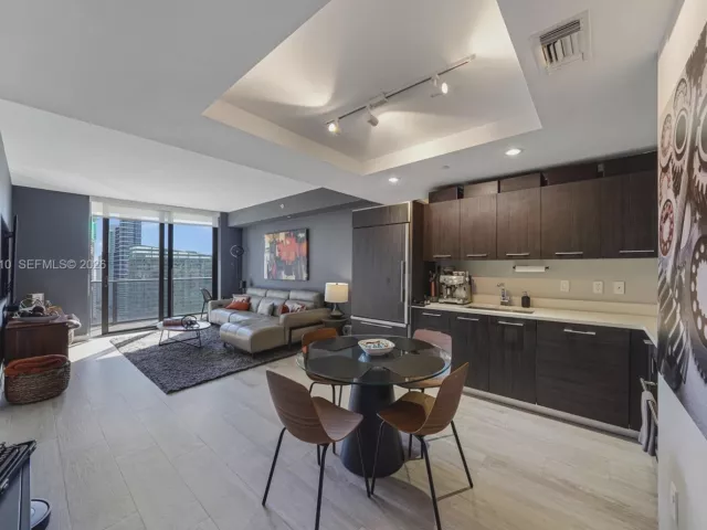 1-bedroom condo for sale in Miami - 45 SW 9th St 3405 - MondialRealty