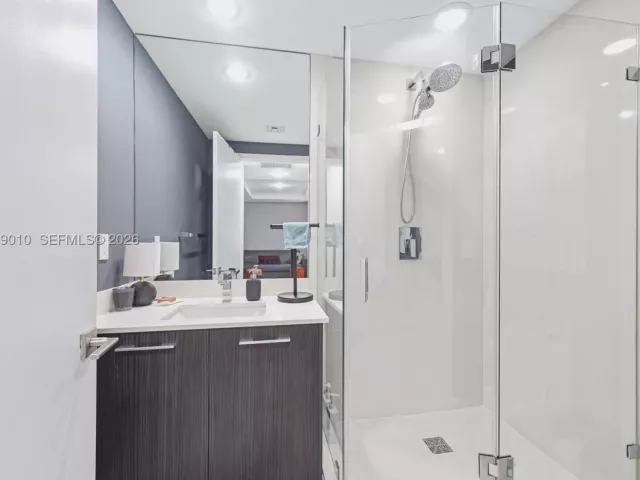 1-bedroom condo for sale in Miami - 45 SW 9th St 3405 - MondialRealty