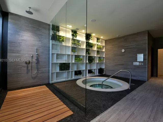 1-bedroom condo for sale in Miami - 45 SW 9th St 3405 - MondialRealty