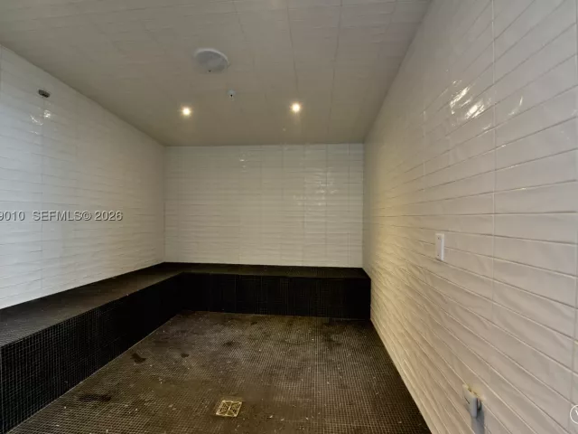 1-bedroom condo for sale in Miami - 45 SW 9th St 3405 - MondialRealty