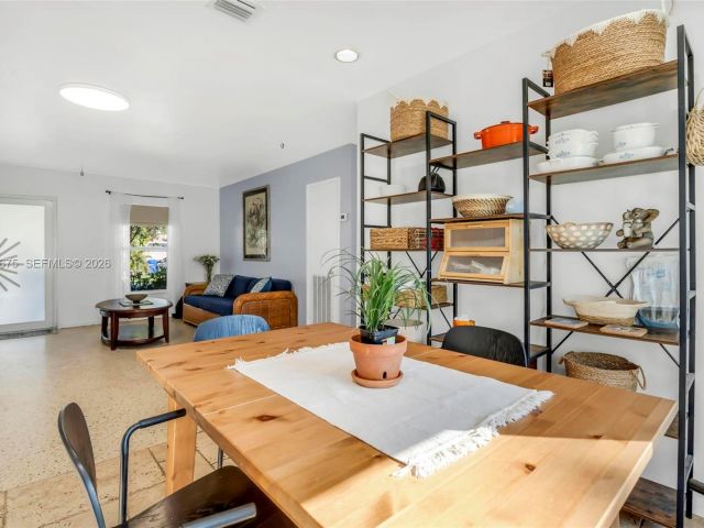 2-bedroom home for sale in Hollywood - 2320 Funston St - MondialRealty