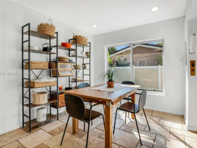 2-bedroom home for sale in Hollywood - 2320 Funston St - MondialRealty