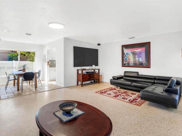 2-bedroom home for sale in Hollywood - 2320 Funston St - MondialRealty