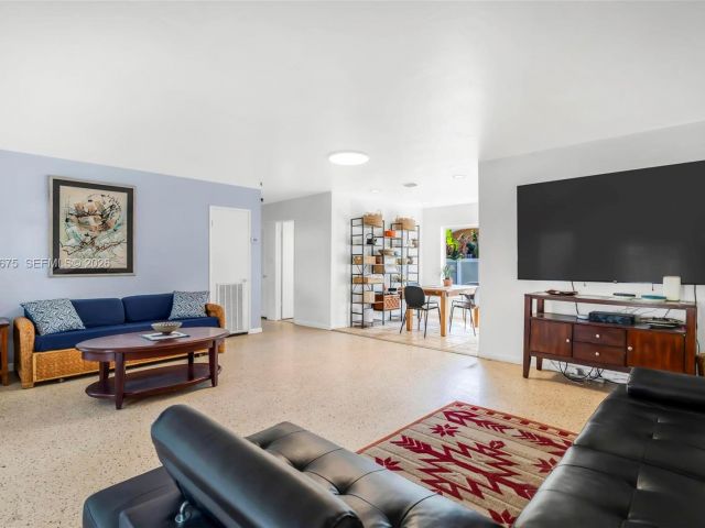 2-bedroom home for sale in Hollywood - 2320 Funston St - MondialRealty