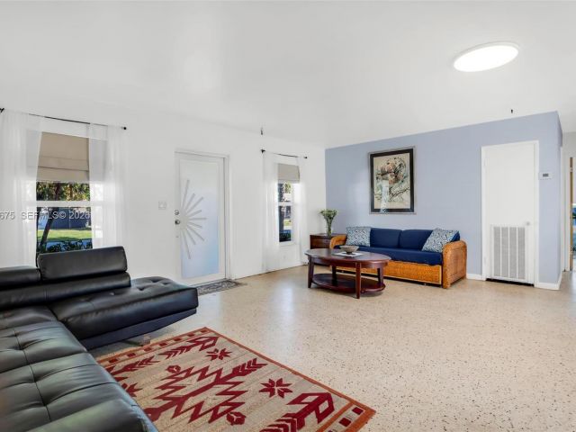2-bedroom home for sale in Hollywood - 2320 Funston St - MondialRealty