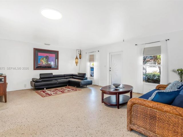 2-bedroom home for sale in Hollywood - 2320 Funston St - MondialRealty