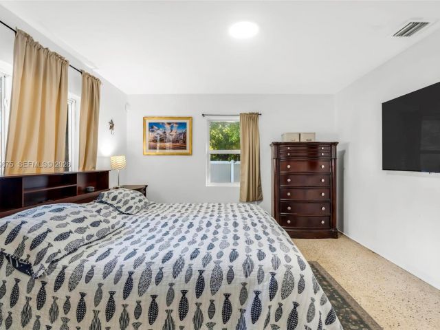2-bedroom home for sale in Hollywood - 2320 Funston St - MondialRealty