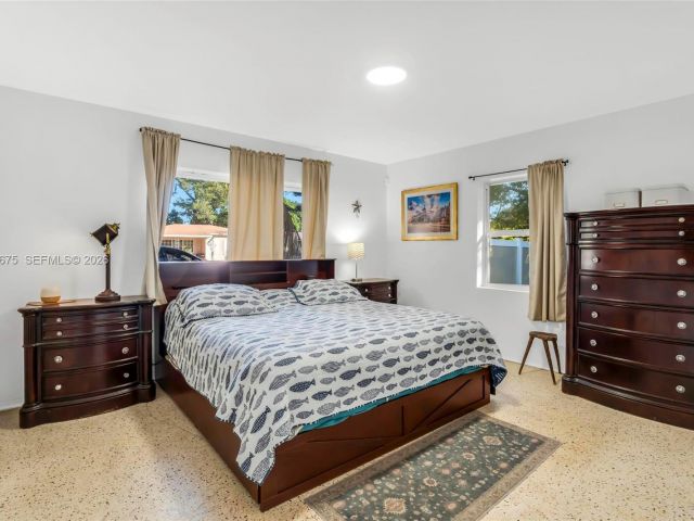 2-bedroom home for sale in Hollywood - 2320 Funston St - MondialRealty