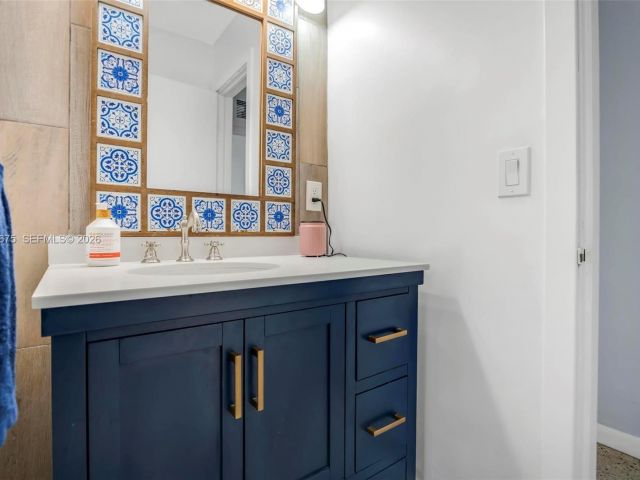 2-bedroom home for sale in Hollywood - 2320 Funston St - MondialRealty