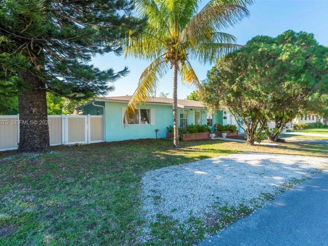 2-bedroom home for sale in Hollywood - 2320 Funston St - MondialRealty