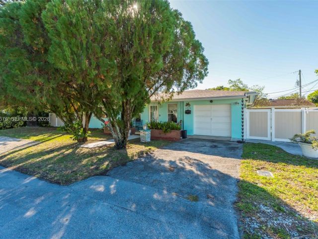 2-bedroom home for sale in Hollywood - 2320 Funston St - MondialRealty