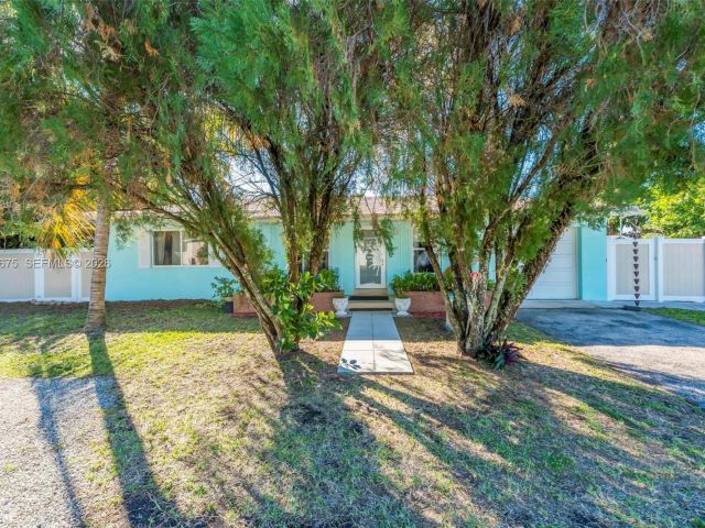 2-bedroom home for sale in Hollywood - 2320 Funston St - MondialRealty