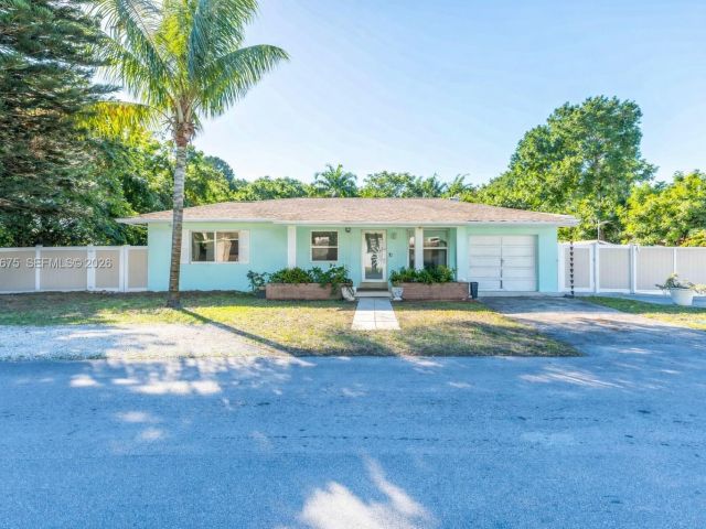 2-bedroom home for sale in Hollywood - 2320 Funston St - MondialRealty