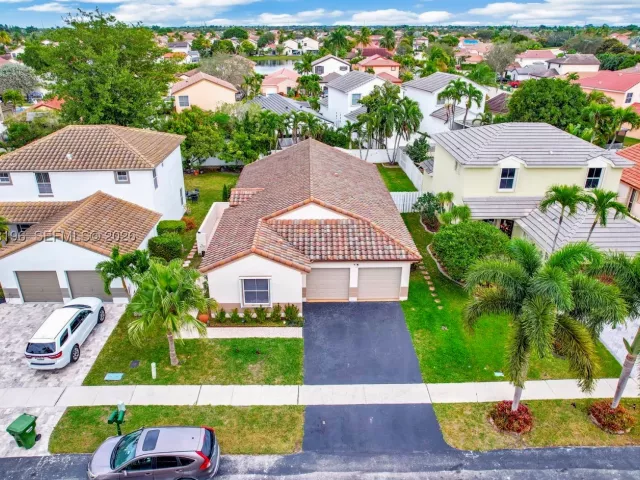 3-bedroom home for sale in Pembroke Pines - 1975 NW 191st Ave - MondialRealty