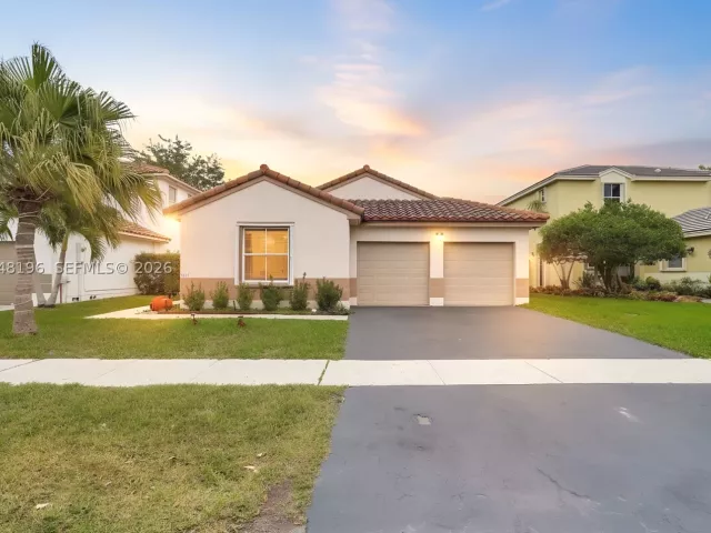 3-bedroom home for sale in Pembroke Pines - 1975 NW 191st Ave - MondialRealty