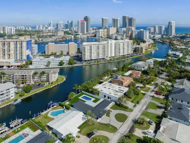 5-bedroom home for rent in Hallandale Beach - 430 Tamarind Dr - MondialRealty