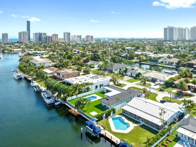 5-bedroom home for rent in Hallandale Beach - 430 Tamarind Dr - MondialRealty