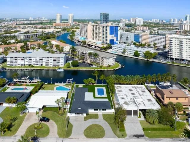 5-bedroom home for rent in Hallandale Beach - 430 Tamarind Dr - MondialRealty