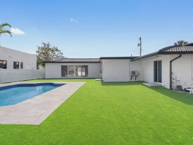 5-bedroom home for rent in Hallandale Beach - 430 Tamarind Dr - MondialRealty