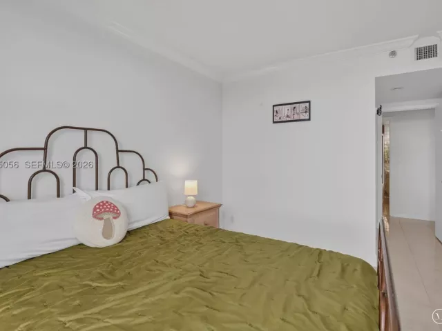 2-bedroom condo for sale in Aventura - 1000 Island Blvd 312 - MondialRealty