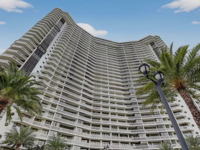 2-bedroom condo for sale in Aventura - 1000 Island Blvd 312 - MondialRealty