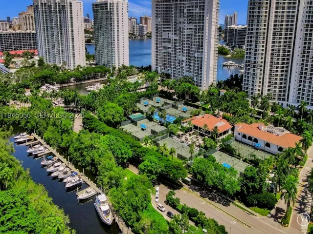 2-bedroom condo for sale in Aventura - 1000 Island Blvd 312 - MondialRealty