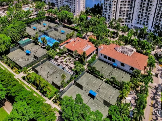 2-bedroom condo for sale in Aventura - 1000 Island Blvd 312 - MondialRealty